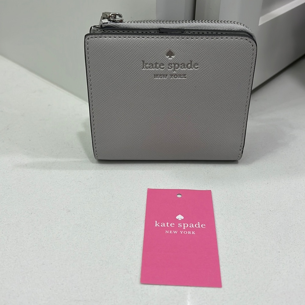 NWT KATE SPADE SM LZP BFLD K9348 SAFFIANO PVC PLATNUM GR (020) TOL SCHUYLER